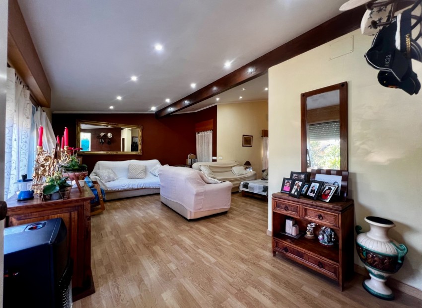 Resale - Villa -
Polop