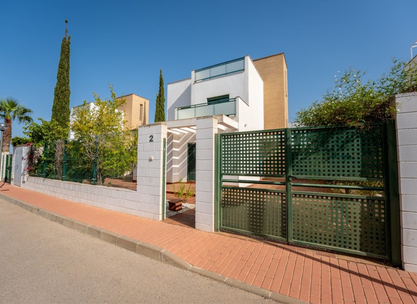 Resale - Villa -
Rojales