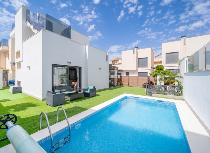 Resale - Villa -
Torrevieja