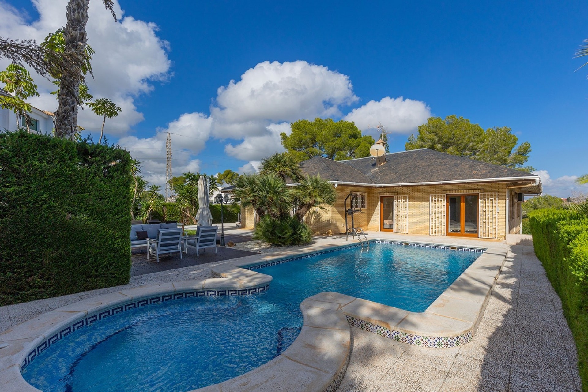 Resale - Villa -
Villamartin