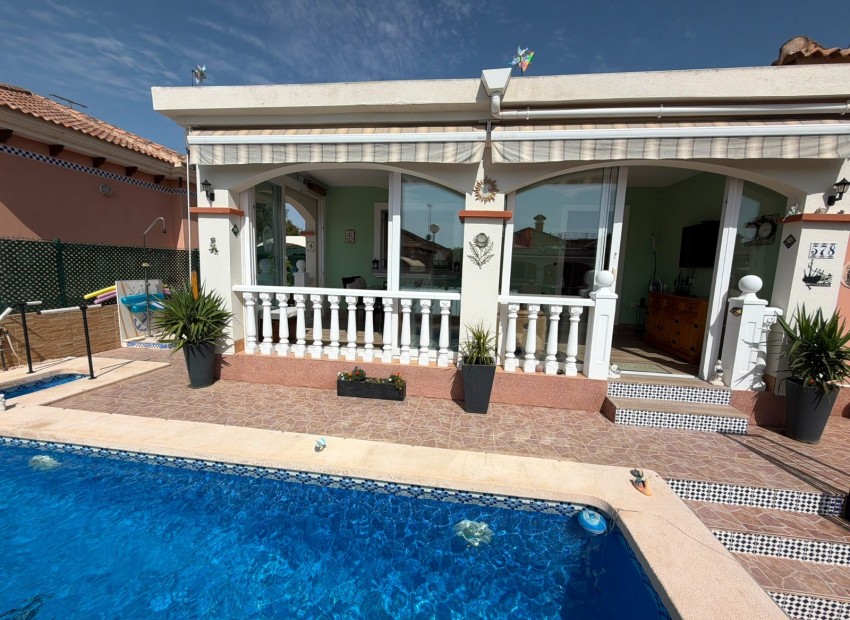 Reventa - Villa -
Los Montesinos - La Herrada