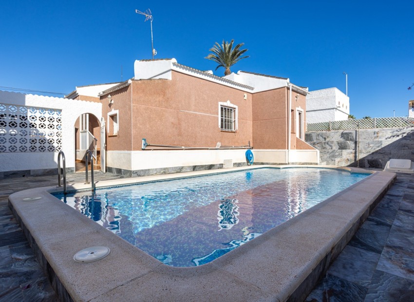 Revente - Villa -
Torrevieja - Urbanización San Luis
