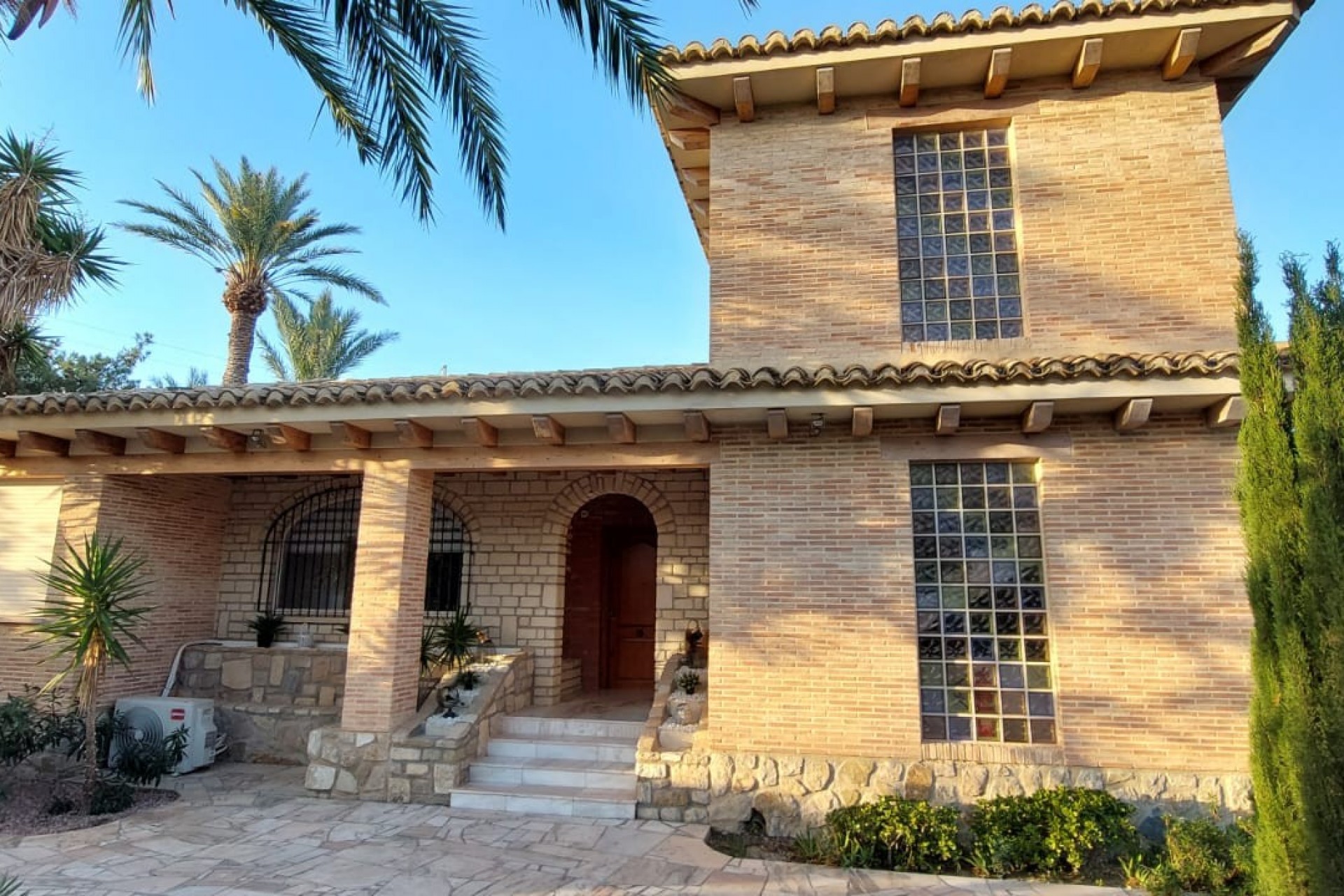 Rynek Wtórny - Willa -
Busot