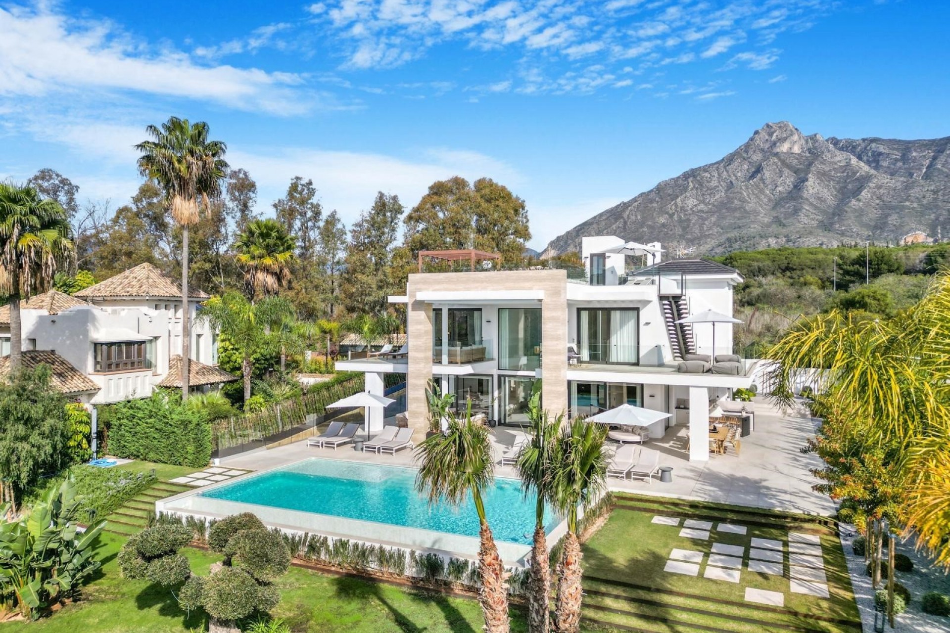 Wiederverkauf - Villa -
Marbella