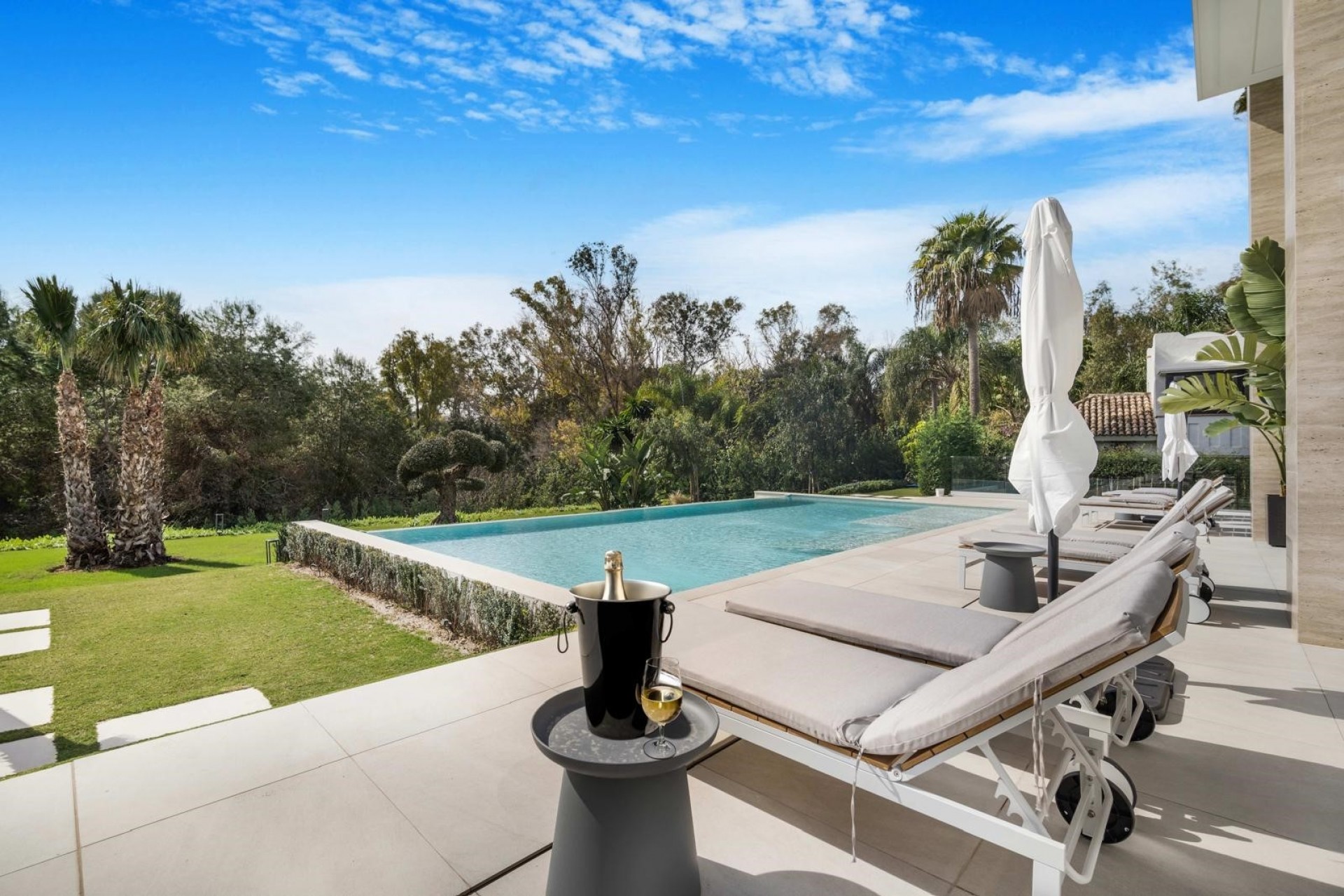 Wiederverkauf - Villa -
Marbella