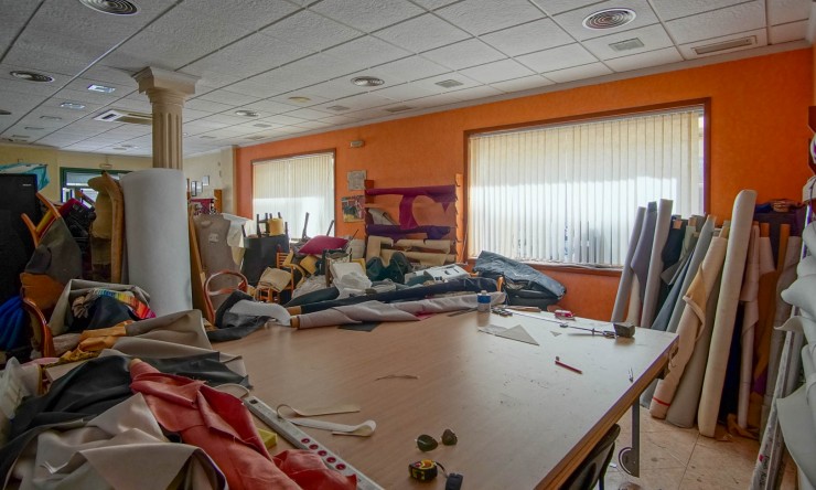 Resale - Commercial -
El Vergel