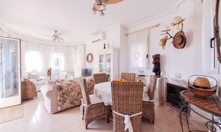 Resale - Villa -
Dehesa de Campoamor