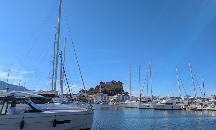 Neue Gebäude - Villa -
Denia