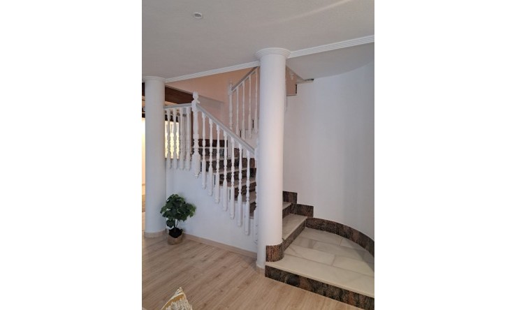 Wiederverkauf - Finca -
Orihuela