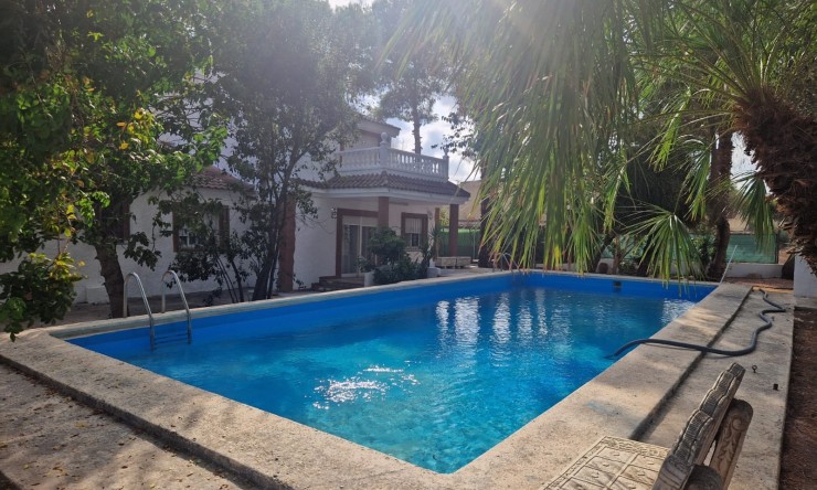 Wiederverkauf - Finca -
Orihuela