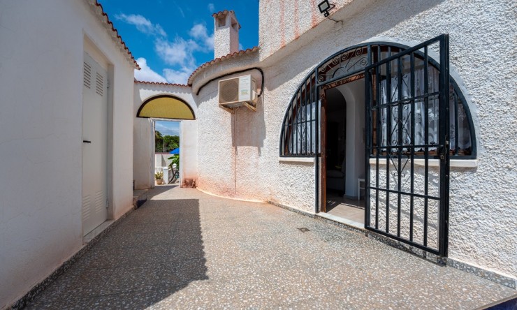 Herverkoop - Villa -
Torrevieja - La Siesta - El Salado -  Torreta