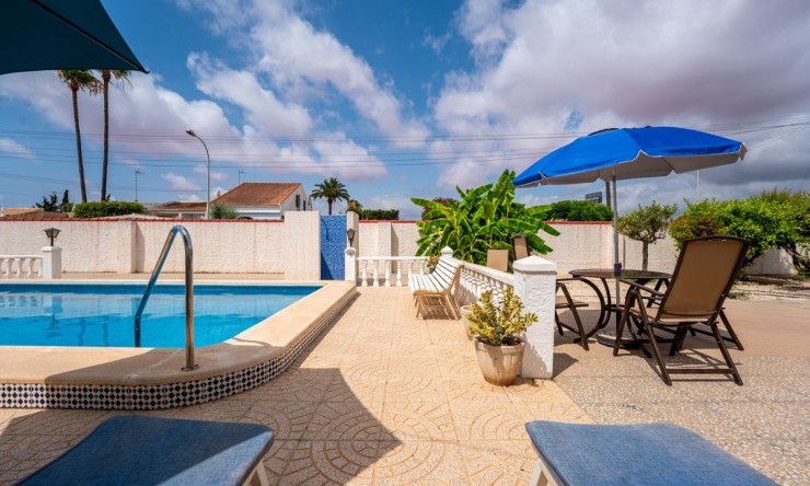 Herverkoop - Villa -
Torrevieja - La Siesta - El Salado -  Torreta