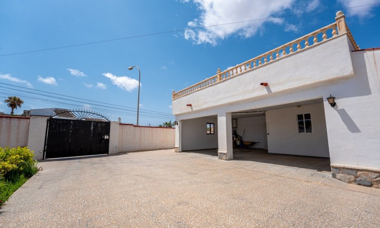 Herverkoop - Villa -
Torrevieja - La Siesta - El Salado -  Torreta
