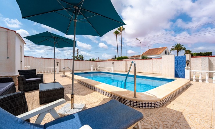 Herverkoop - Villa -
Torrevieja - La Siesta - El Salado -  Torreta