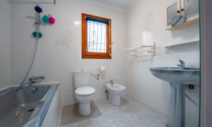 Herverkoop - Villa -
Torrevieja - La Siesta - El Salado -  Torreta