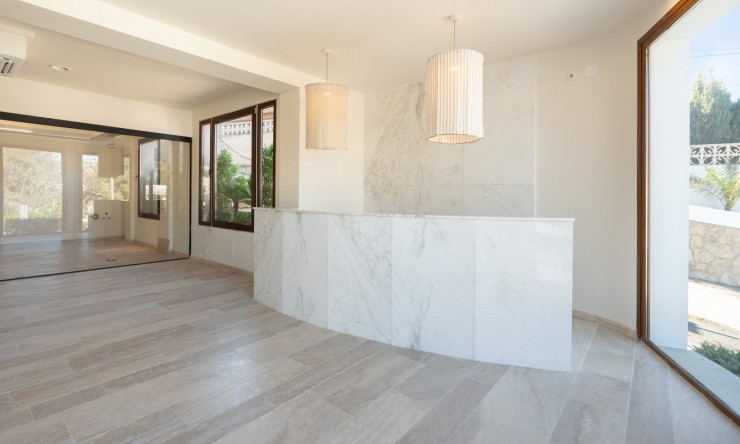 Resale - Commercial property -
Benissa - Avenida La Marina