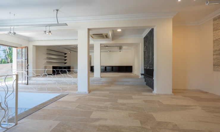 Resale - Commercial property -
Benissa - Avenida La Marina