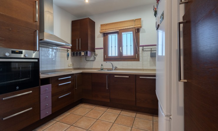 Resale - Commercial property -
Benissa - Avenida La Marina