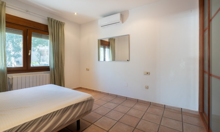 Resale - Commercial property -
Benissa - Avenida La Marina