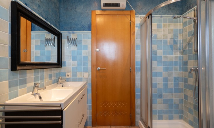 Resale - Commercial property -
Benissa - Avenida La Marina