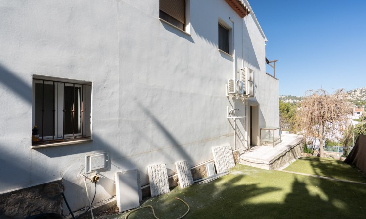 Resale - Commercial property -
Benissa - Avenida La Marina