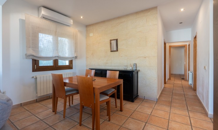 Resale - Commercial property -
Benissa - Avenida La Marina