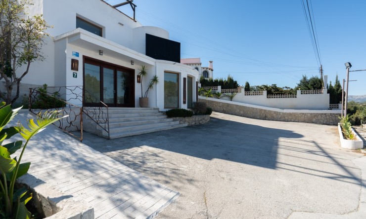 Resale - Commercial property -
Benissa - Avenida La Marina