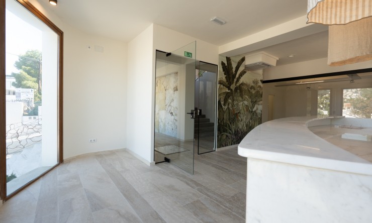 Resale - Commercial property -
Benissa - Avenida La Marina