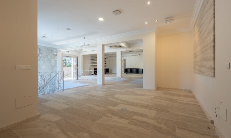 Resale - Commercial property -
Benissa - Avenida La Marina