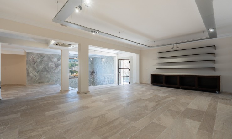 Resale - Commercial property -
Benissa - Avenida La Marina