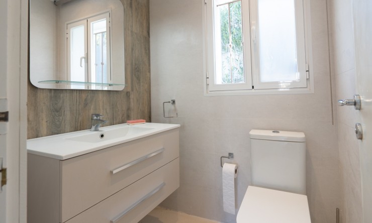 Resale - Commercial property -
Benissa - Avenida La Marina