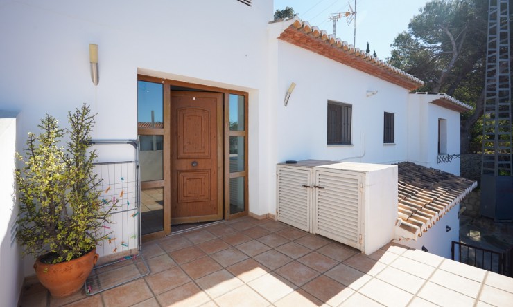 Resale - Commercial property -
Benissa - Avenida La Marina