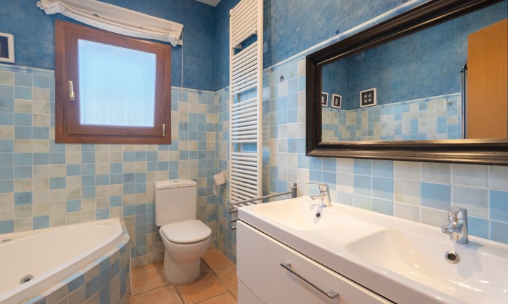 Resale - Commercial property -
Benissa - Avenida La Marina