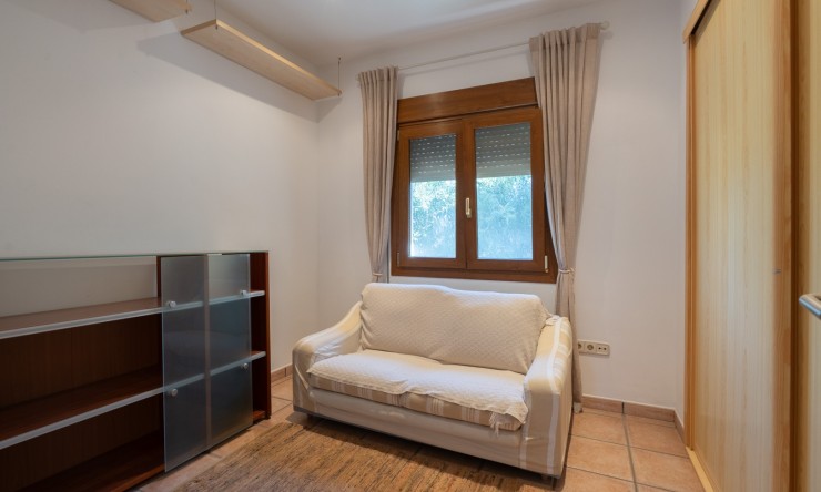 Resale - Commercial property -
Benissa - Avenida La Marina