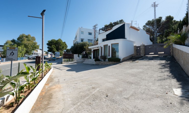 Resale - Commercial property -
Benissa - Avenida La Marina