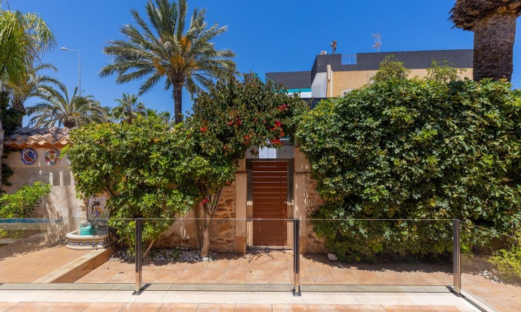 Resale - Villa -
Orihuela Costa - Punta Prima
