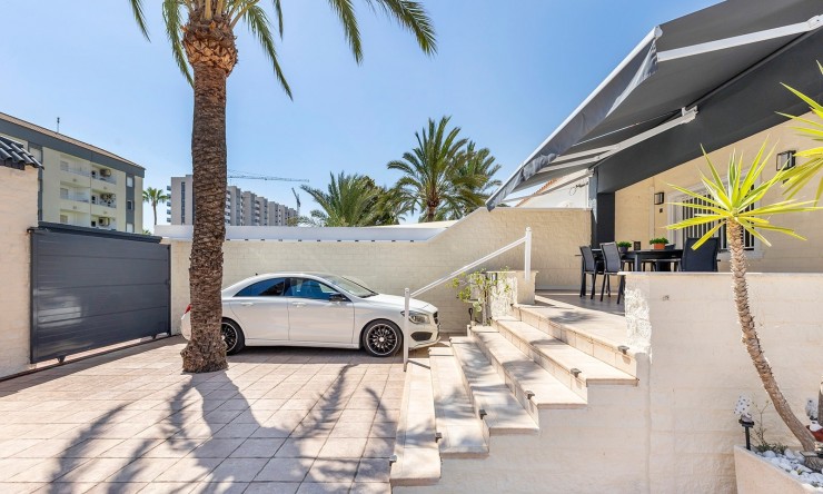 Resale - Villa -
Orihuela Costa - Punta Prima