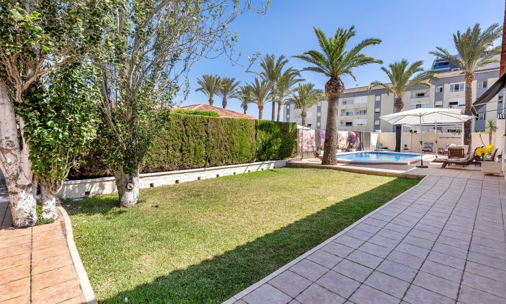 Resale - Villa -
Orihuela Costa - Punta Prima