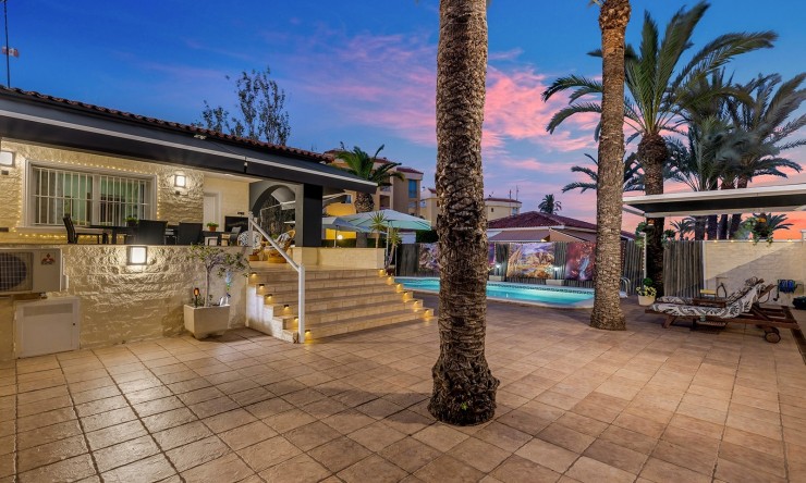 Resale - Villa -
Orihuela Costa - Punta Prima