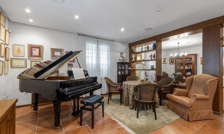 Resale - Villa -
Torrevieja