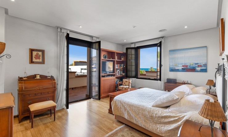 Resale - Villa -
Torrevieja