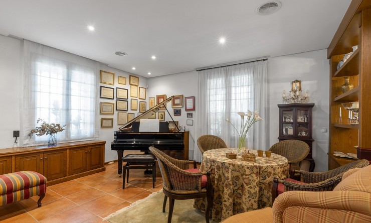 Resale - Villa -
Torrevieja