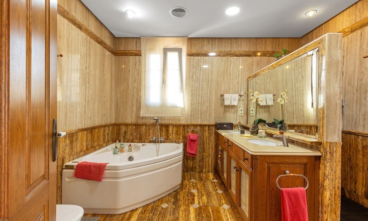 Resale - Villa -
Torrevieja