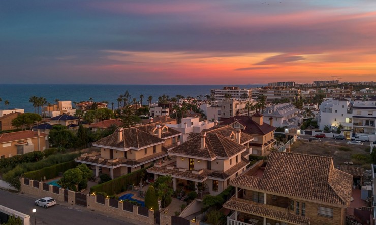 Resale - Villa -
Torrevieja