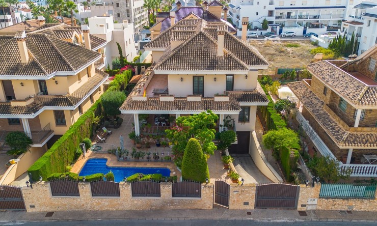 Resale - Villa -
Torrevieja