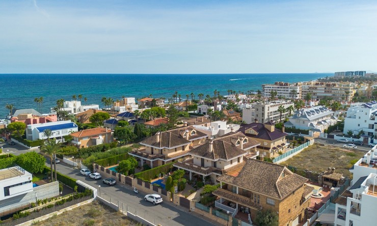 Resale - Villa -
Torrevieja