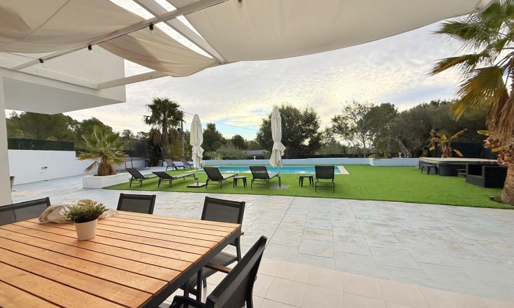 Resale - Villa -
Altea