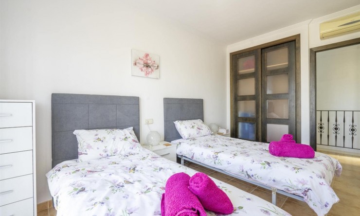 Resale - Townhouse -
San Cayetano