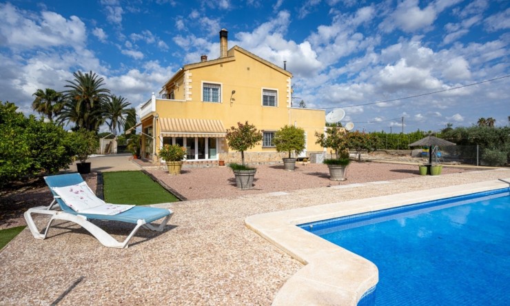 Resale - Villa -
Elche