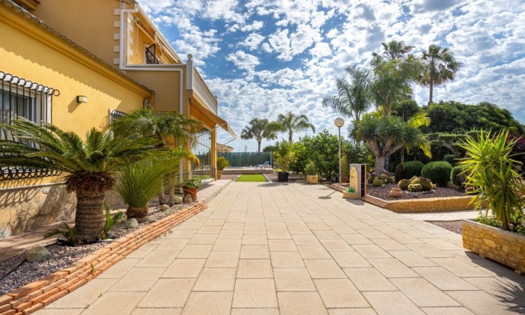 Resale - Villa -
Elche